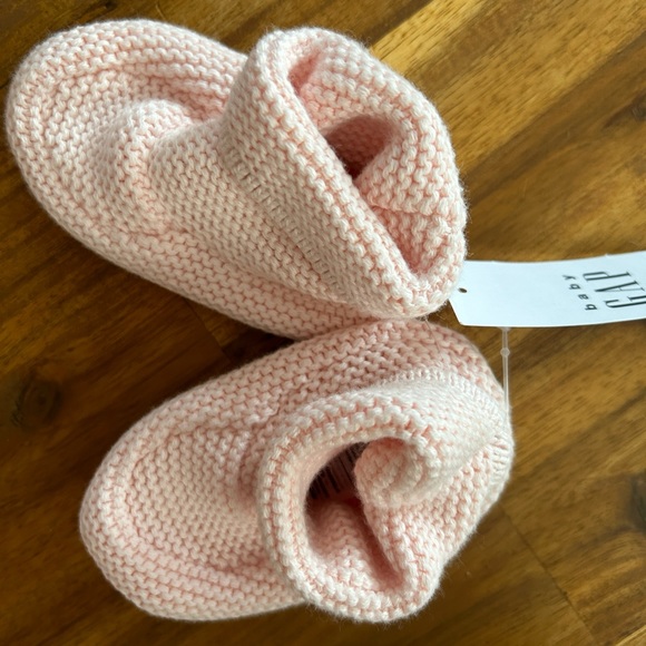 Baby Gap Baby Brannan hat and booties - Picture 3 of 3